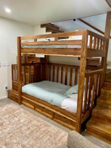 Ένα ή περισσότερα κρεβάτια σε δωμάτιο στο Tropical Jungle House