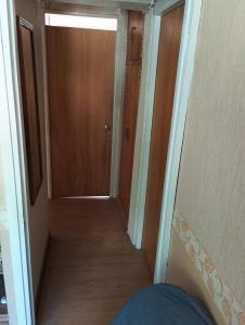 un corridoio che conduce a una porta in una stanza di Alojamiento Viña del mar Casa Segundo piso entero a Viña del Mar