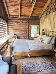 Ένα ή περισσότερα κρεβάτια σε δωμάτιο στο cabañas refugio quillaileo