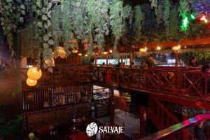 Salvaje Restobar في بويرتو مالدونادو: اطلالة علوية على بار في مطعم