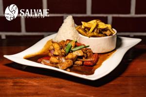 Salvaje Restobar في بويرتو مالدونادو: طبق من الطعام على طاولة مع وعاء من الطعام