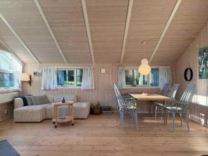 Un lugar para sentarse en Inviting Summer House On Scenic Røsnæs