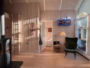 Una televisión o centro de entretenimiento en Inviting Summer House On Scenic Røsnæs