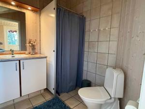 Un baño de Inviting Summer House On Scenic Røsnæs 32 fotos más