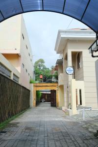 un edificio con un túnel en medio de una calle en New Amandani House by Yurooms, en Kejayan