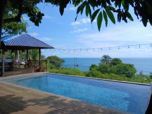 una piscina con vista al mar en El Xalli Hotel, en El Zonte