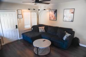 Χώρος καθιστικού στο 2 bedroom, 1 bath Cozy Casita located in Downtown Phoenix!