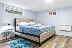 En eller flere senge i et værelse på Cozy 2-BR Abby's Lodge in Downtown Fredericton