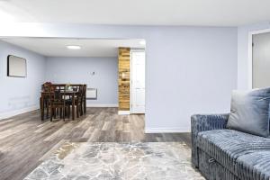 Et opholdsområde på Cozy 2-BR Abby's Lodge in Downtown Fredericton