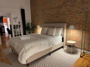 Postel nebo postele na pokoji v ubytování Top Location - The 777 Old Port Gem