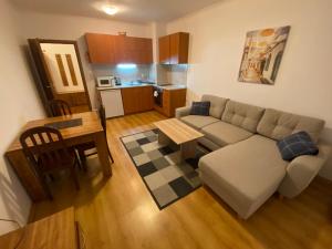 Kuchyň nebo kuchyňský kout v ubytování CEDAR LODGE NEXT TO LIFT ONE BEDROOM APARTMENT + 30 fotografií