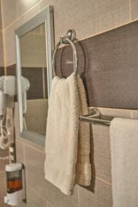 a towel rack in a bathroom with two towels at Casa almendros 31 in Ciudad Guzmán