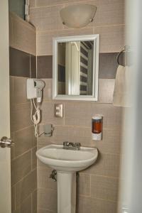a bathroom with a sink and a mirror at Casa almendros 31 in Ciudad Guzmán +25 photos