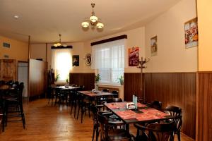 A restaurant or other place to eat at Penzion Šenk Pardubice