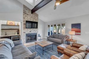 Posezení v ubytování Beach-2-Green - 3BR condo w golf views & pool