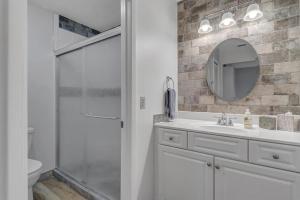 Koupelna v ubytování Beach-2-Green - 3BR condo w golf views & pool + 23 fotografií