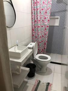 un bagno con un water, un lavandino e uno specchio di Casa Magalhães a Morro de São Paulo