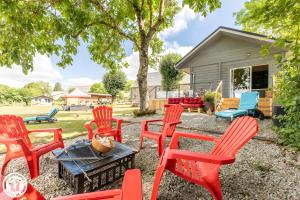 un grupo de sillas rojas y una mesa en un patio en Chambres D'hôtes Histoire D'anges, en Joursac