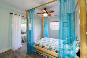 Кровать или кровати в номере Tropical 1BR Oasis - Steps to Beach