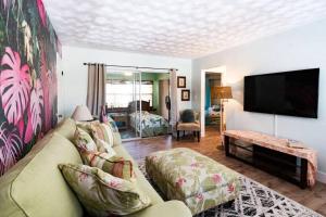 Телевизор и/или развлекательный центр в Tropical 1BR Oasis - Steps to Beach