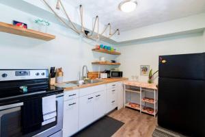 Кухня или мини-кухня в Tropical 1BR Oasis - Steps to Beach
 +14 фотографий