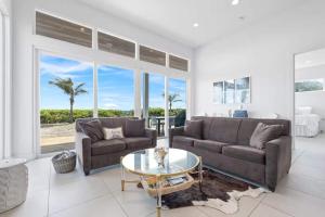 Un lugar para sentarse en Beachfront Haven Steps from Downtown & the Sand