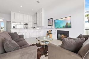 Una cocina o cocineta en Beachfront Haven Steps from Downtown & the Sand