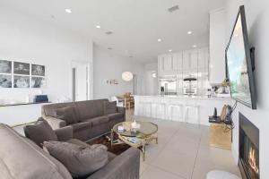 Una cocina o cocineta en Beachfront Haven Steps from Downtown & the Sand 39 fotos más