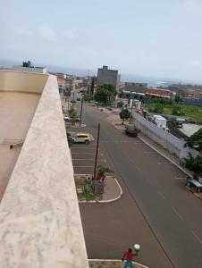 Avenida NHU SANTIAGO في Santa Cruz: شخص يركب لوح تزلج أسفل شارع المدينة