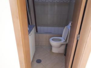 Avenida NHU SANTIAGO في Santa Cruz: حمام مع مرحاض أبيض في الغرفة