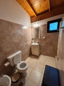 Cabaña Alpina con Terraza Panorámica في لا كومبريسيتا: حمام مع مرحاض ومغسلة