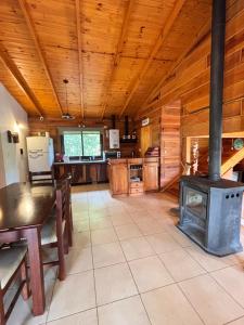 Cabaña Alpina con Terraza Panorámica في لا كومبريسيتا: مطبخ كبير مع موقد في كابينة