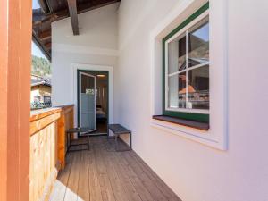 霍赫克尼希山麓丁滕Leni Top 2的房屋的走廊,带窗户