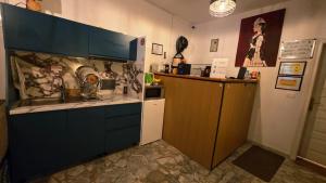 Una cocina con fregadero y encimera en una habitación. en New Bazaar Hostel, en Tirana 27 fotos más