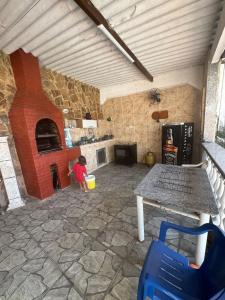 een keuken met een tafel en een bakstenen muur bij Rio Ocean View House in Ilha do Tatu