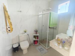 een badkamer met toilet en glazen douche bij Rio Ocean View House in Ilha do Tatu +34 foto's