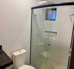 een badkamer met toilet en glazen douche bij Apartamento Cabedelo - Intermares Beach in Cabedelo +21 foto's