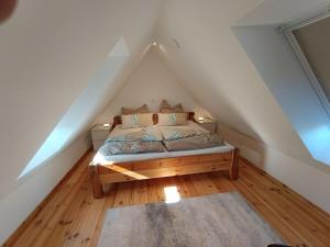 a bedroom with a bed in the attic at bi Hugo - Kiekut in Kappeln