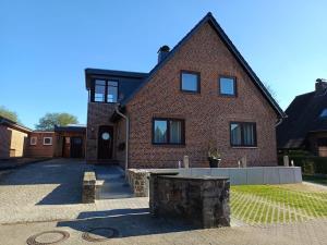 a large brick house with a driveway in front of it at bi Hugo - Kiekut in Kappeln