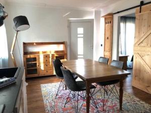 Khu vực ghế ngồi tại Garden house in the manor house