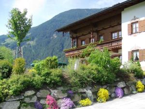Un edificio con un ramo de flores delante. en Sonnblick in Huaterhof, en Laimach 17 fotos más
