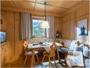 Un comedor con mesa y sillas en Sonnblick in Huaterhof, en Laimach