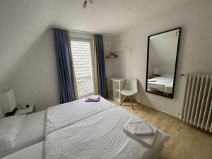 汉堡Holiday home in beautiful Hamburg的卧室里有一张白色的大床和一面镜子