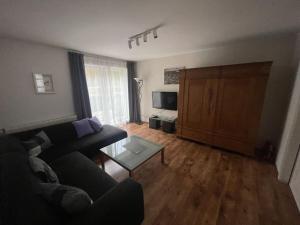 汉堡Holiday home in beautiful Hamburg的客厅里有一张沙发和一张桌子。