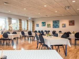 Restaurace v ubytování 4 person holiday home in Højer