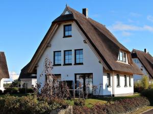 una grande casa bianca con tetto di paglia di Holiday apartment with 2 bedrooms a Hof Dranske Altre 15 foto