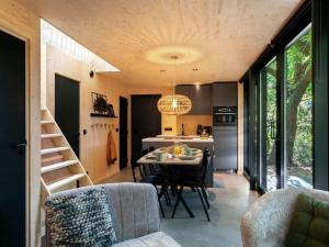 Holiday cottage in Teteringen with Wi-Fi في Teteringen: مطبخ وغرفة طعام مع طاولة وكراسي