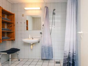 4 person holiday home in Højer في Højer: حمام مع ستارة دش ومغسلة +21 صورة