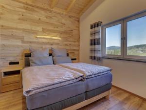 En eller flere senge i et værelse på Country house Rachelblick