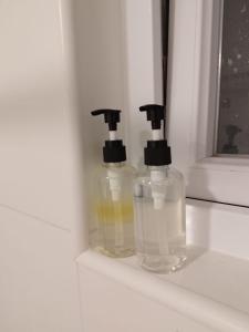 zwei Glasflaschen auf einem Fensterbrett in der Unterkunft Departamento en Viña del Mar, Vista uno norte in Viña del Mar + 40 Fotos